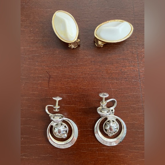 Lot of 8 pairs of vintage gold-tone and silver-tone women's earrings - Picture 7 of 7